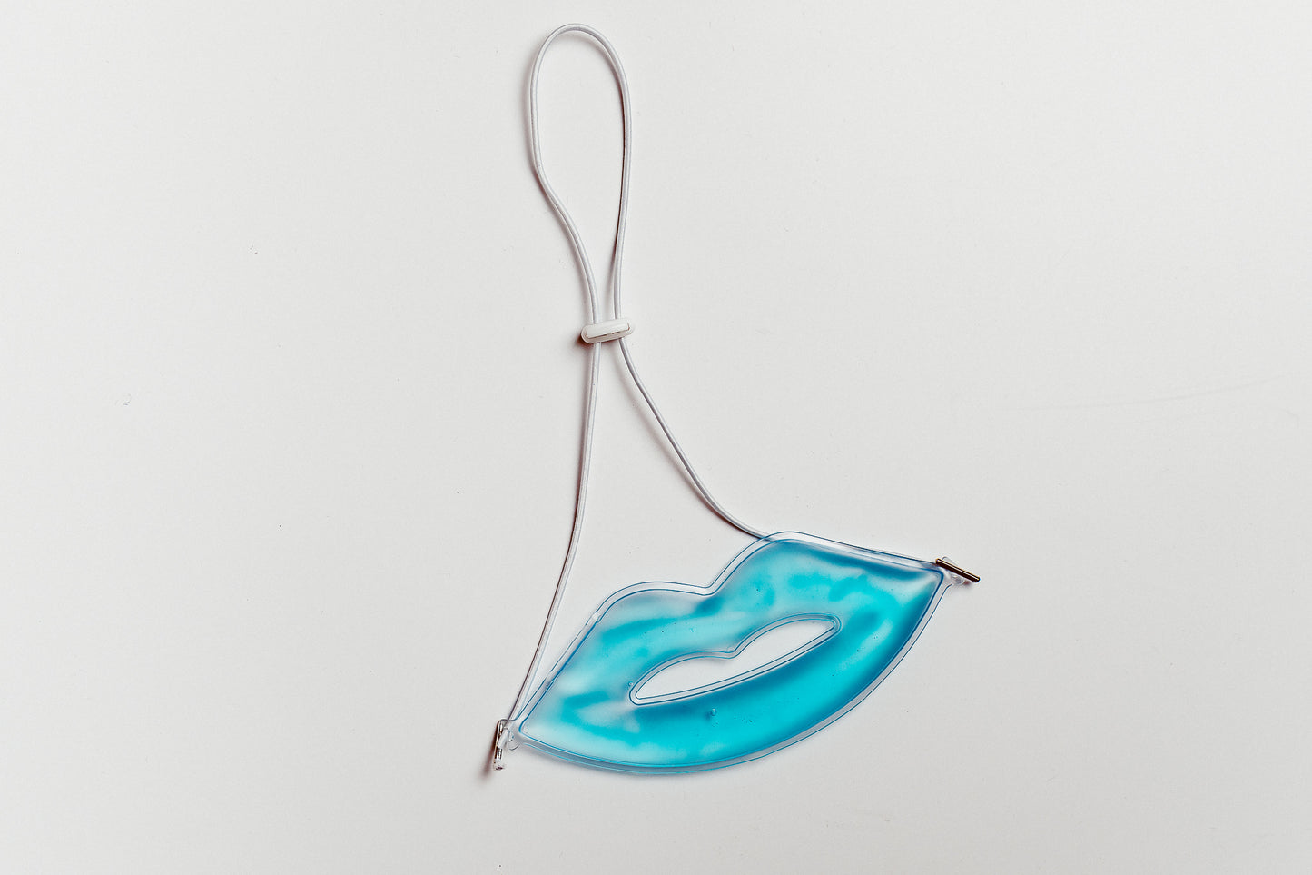 Reusable and adjustable hands-free lip ice mask