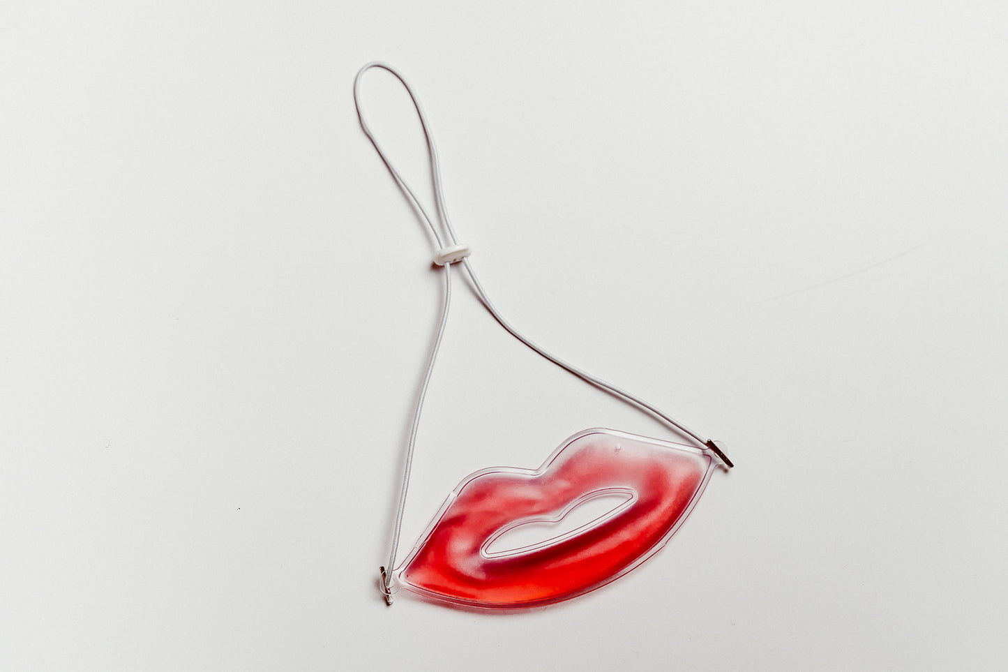 Reusable and adjustable hands-free lip ice mask